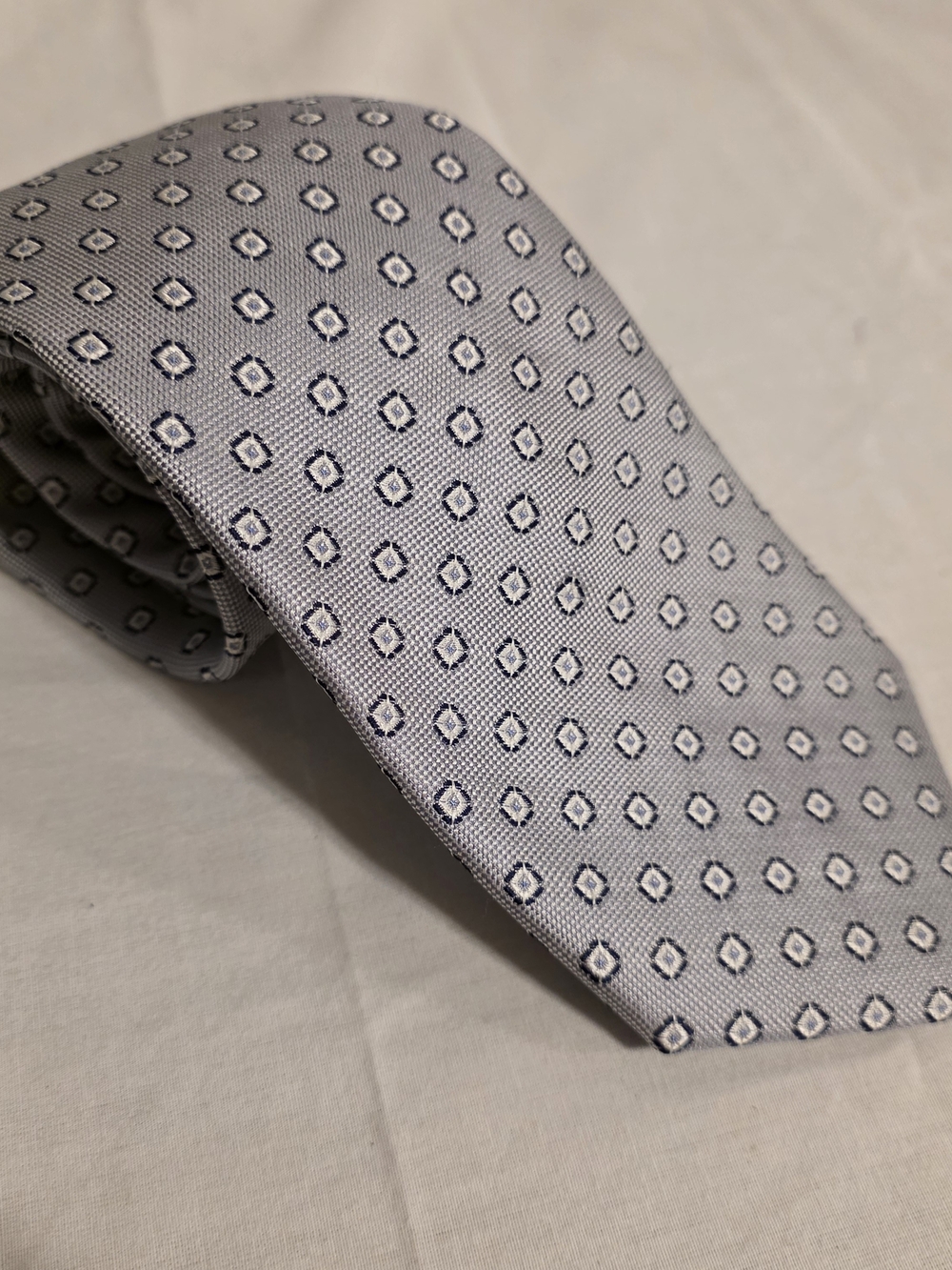 Jos A Bank Executive Collection 100% Silk Tie Silver Blue Geometric 56"